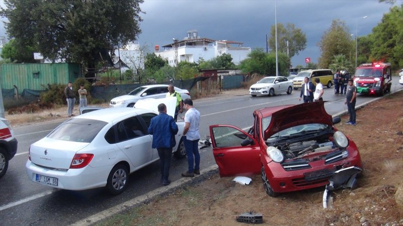 Manavgat'ta Trafik Kazası: 4 Yaralı