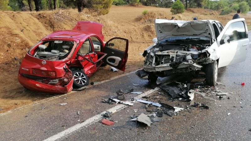 Antalya'nın Manavgat İlçesinde Meydana Gelen ve 3 Aracın Karıştığı Trafik Kazasında 4 Kişi Yaralandı