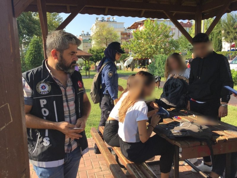Antalya'da Okul Çevrelerinde İş Yerleri, Kafeler ve Şüpheli Şahıslara Yönelik Denetimler Devam Ediyor