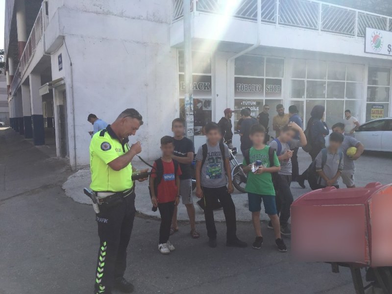 Antalya'da Okul Çevrelerinde İş Yerleri, Kafeler ve Şüpheli Şahıslara Yönelik Denetimler Devam Ediyor