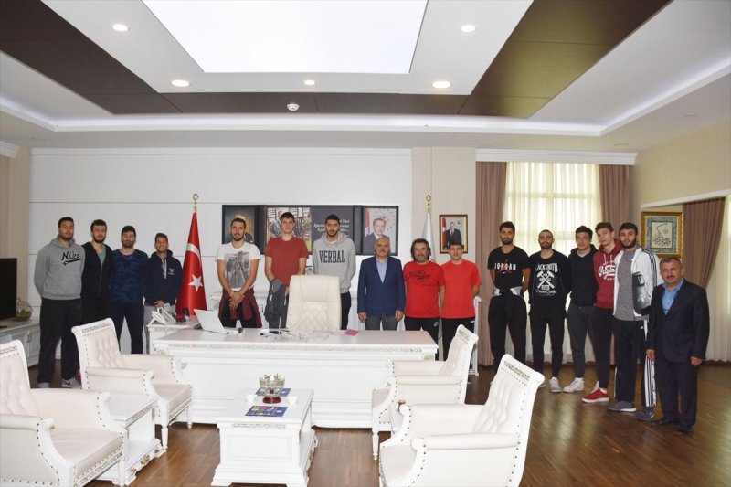 Basketbolculardan Belediye Başkanı Acar'a Ziyaret