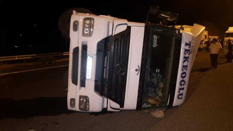 Çekirdek Yüklü Tır Devrildi: 1 Yaralı