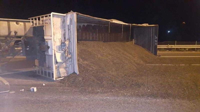 Çekirdek Yüklü Tır Devrildi: 1 Yaralı