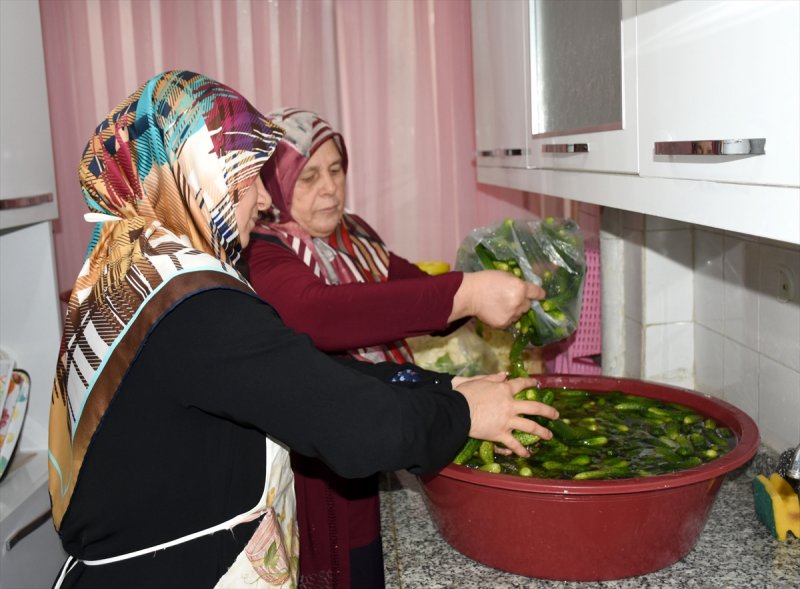 Turşu Bidonları Yoksul Öğrenciler İçin Doluyor