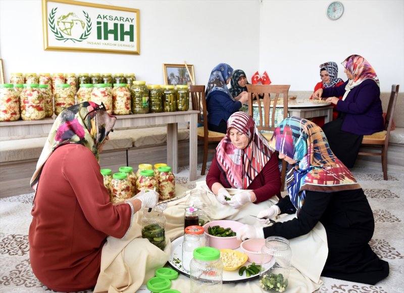 Turşu Bidonları Yoksul Öğrenciler İçin Doluyor