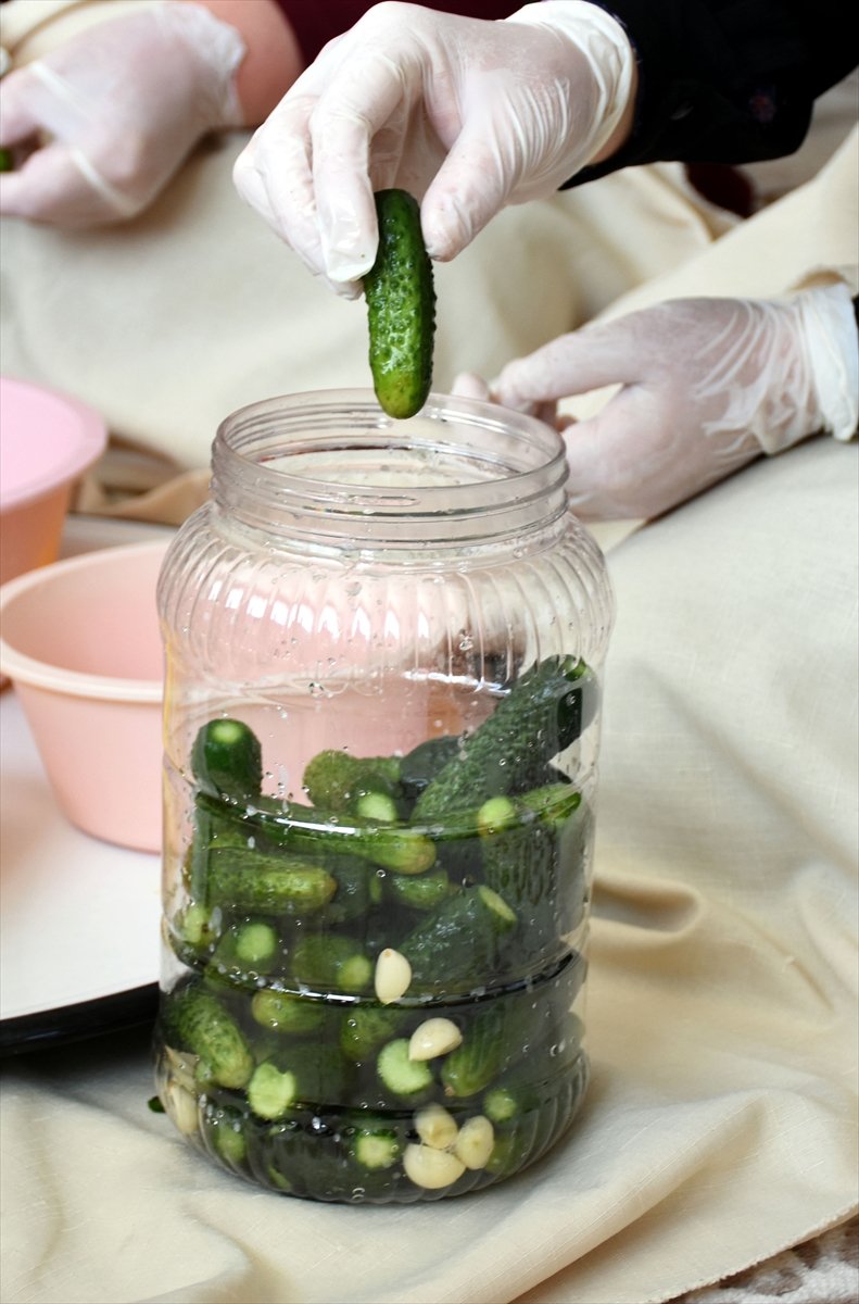 Turşu Bidonları Yoksul Öğrenciler İçin Doluyor