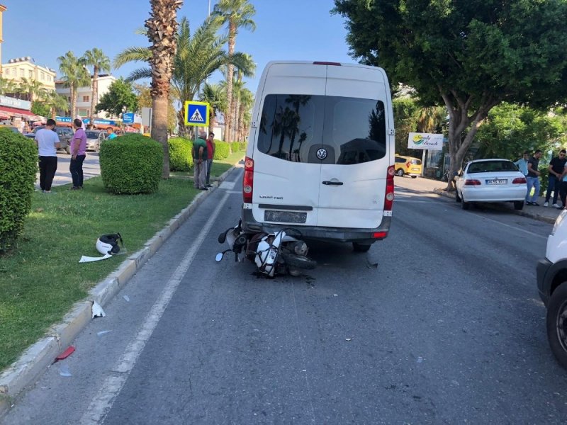Antalya'da Alkollü Otomobil Sürücüsü, Yaya Geçidindeki Yayalara Yol Vermek İçin Duran Motosiklete Çarptı