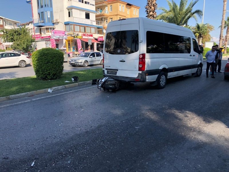 Antalya'da Alkollü Otomobil Sürücüsü, Yaya Geçidindeki Yayalara Yol Vermek İçin Duran Motosiklete Çarptı