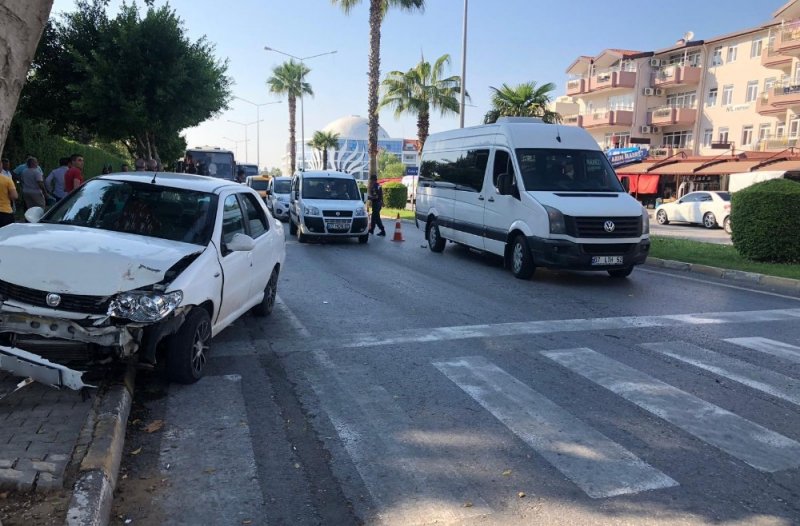 Antalya'da Alkollü Otomobil Sürücüsü, Yaya Geçidindeki Yayalara Yol Vermek İçin Duran Motosiklete Çarptı