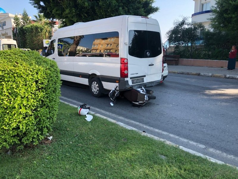 Antalya'da Alkollü Otomobil Sürücüsü, Yaya Geçidindeki Yayalara Yol Vermek İçin Duran Motosiklete Çarptı