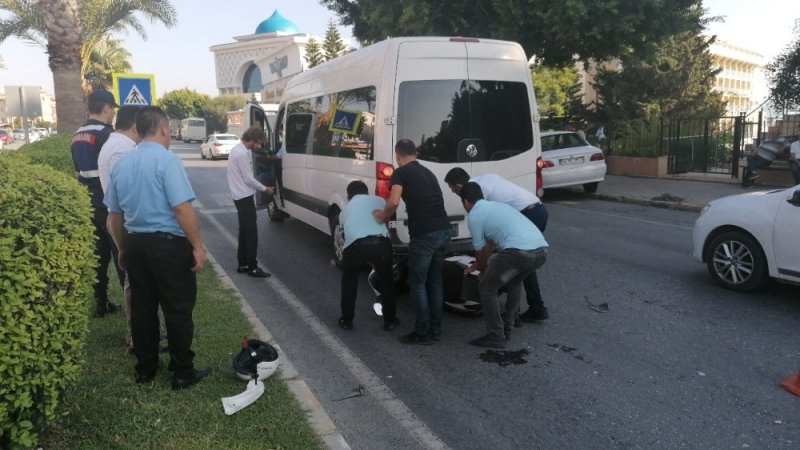 Antalya'da Alkollü Otomobil Sürücüsü, Yaya Geçidindeki Yayalara Yol Vermek İçin Duran Motosiklete Çarptı