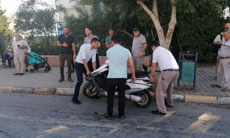 Antalya'da Alkollü Otomobil Sürücüsü, Yaya Geçidindeki Yayalara Yol Vermek İçin Duran Motosiklete Çarptı