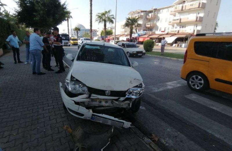 Antalya'da Alkollü Otomobil Sürücüsü, Yaya Geçidindeki Yayalara Yol Vermek İçin Duran Motosiklete Çarptı