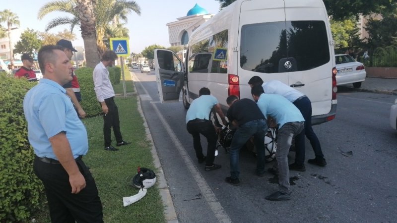 Antalya'da Alkollü Otomobil Sürücüsü, Yaya Geçidindeki Yayalara Yol Vermek İçin Duran Motosiklete Çarptı