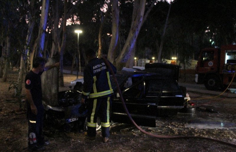 Antalya'da Bir Kişinin İkinci El Satın Aldığı Otomobili Cayır Cayır Yandı