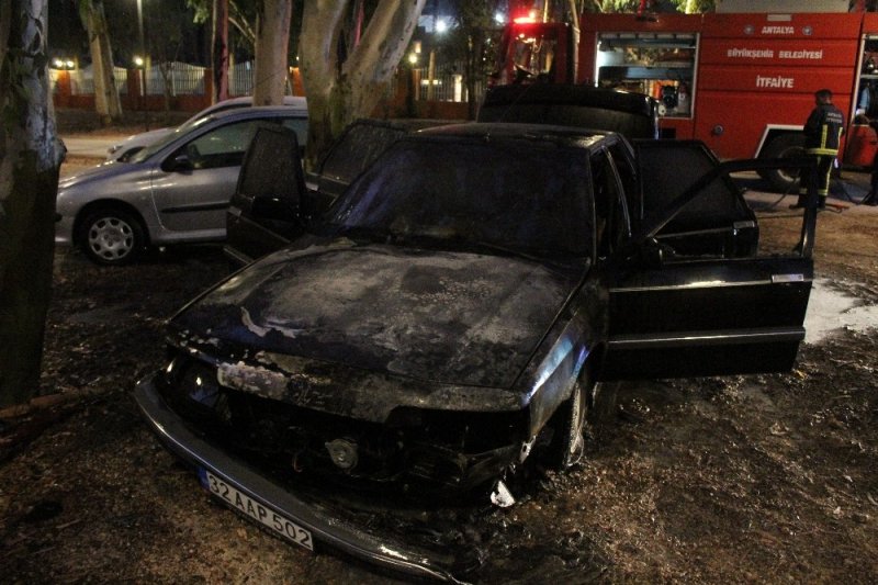 Antalya'da Bir Kişinin İkinci El Satın Aldığı Otomobili Cayır Cayır Yandı