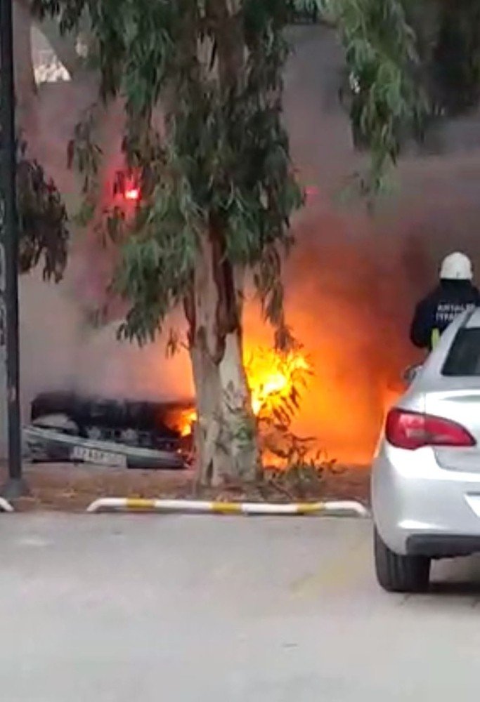 Antalya'da Bir Kişinin İkinci El Satın Aldığı Otomobili Cayır Cayır Yandı