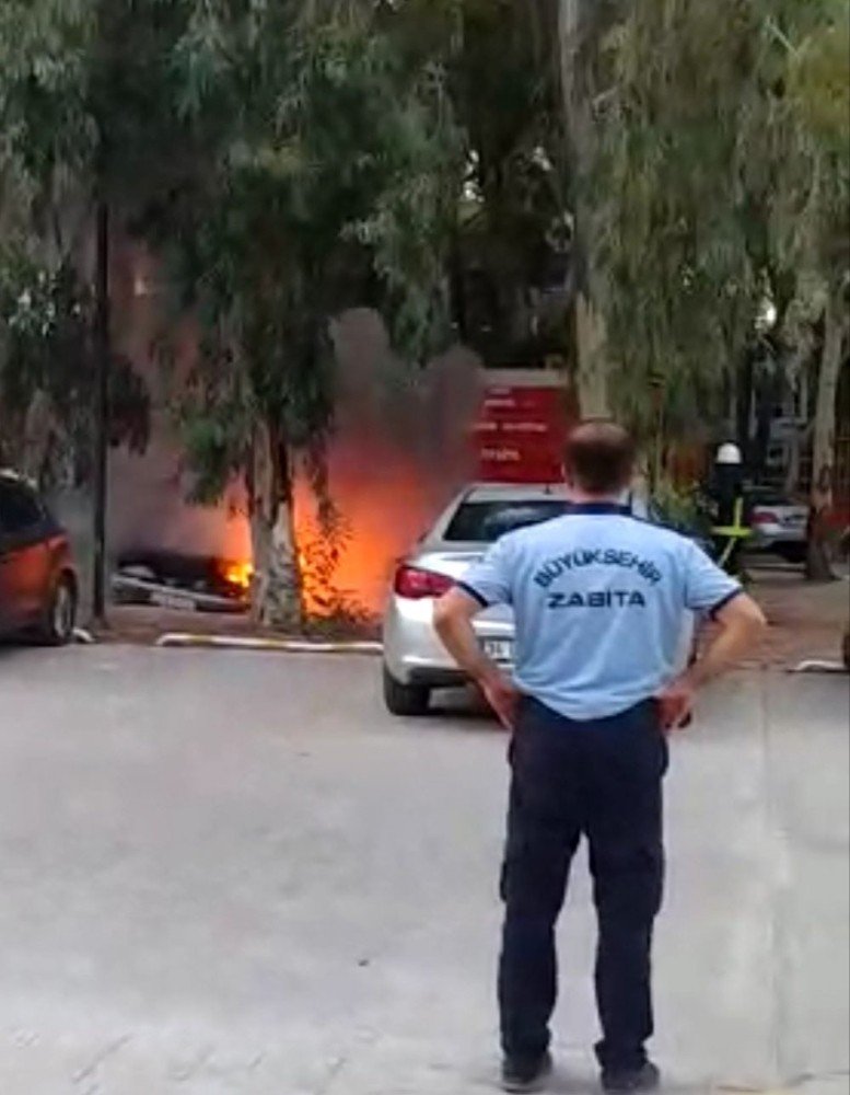 Antalya'da Bir Kişinin İkinci El Satın Aldığı Otomobili Cayır Cayır Yandı