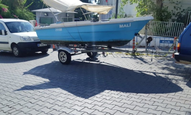 Antalya’nın Kaş İlçesinde Akıl Almaz Olay: Tekne Otomobilin Üzerine Devrildi