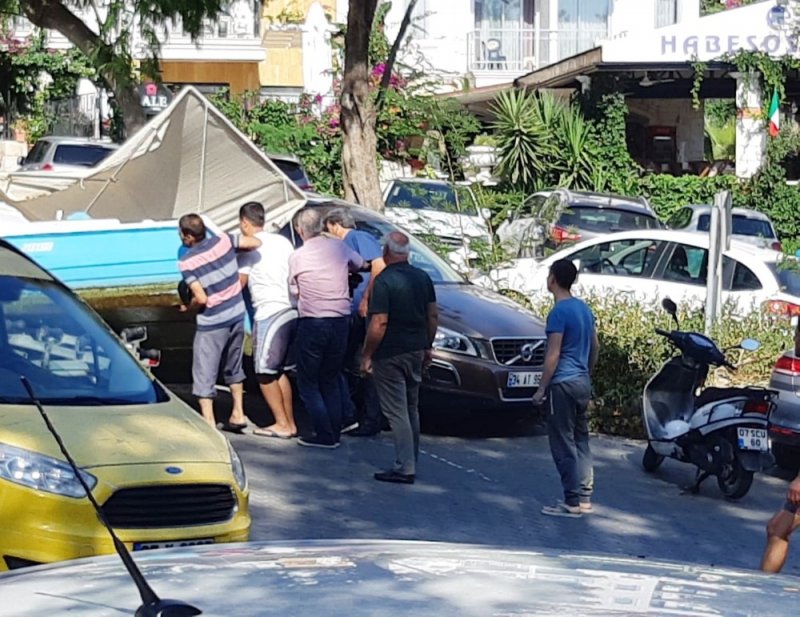 Antalya’nın Kaş İlçesinde Akıl Almaz Olay: Tekne Otomobilin Üzerine Devrildi