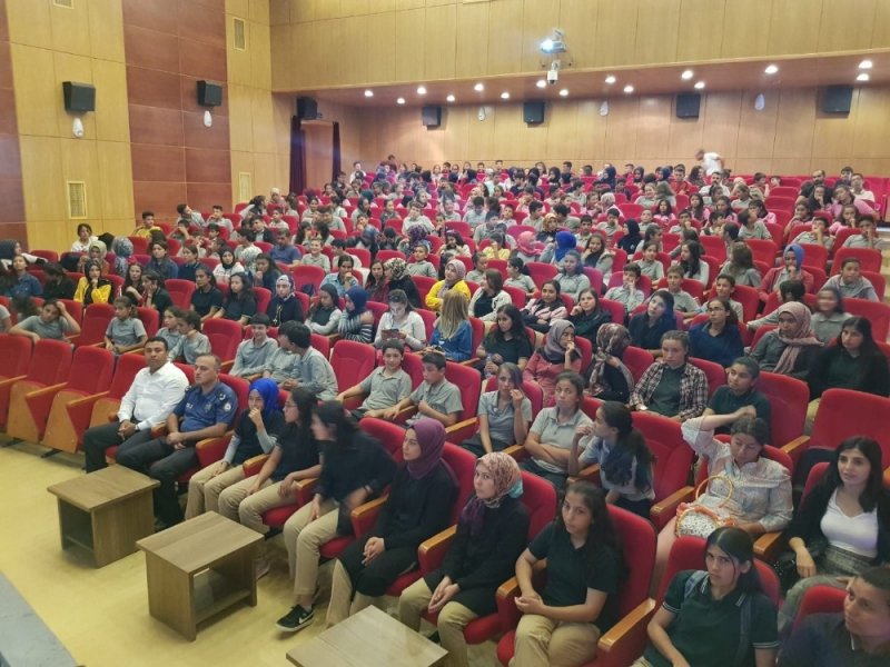 Mersin'in Gülnar İlçesinde Öğrencilere Yönelik Güvenli İnternet Semineri Düzenlendi