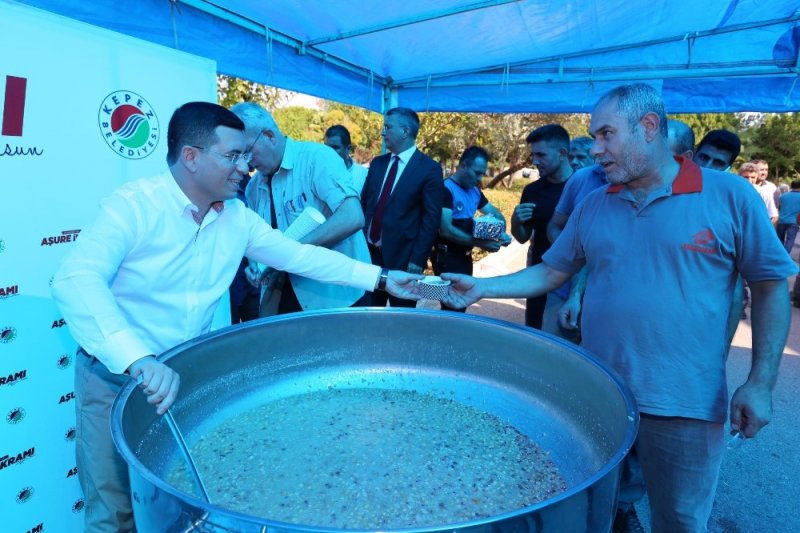 Kepez Belediye Başkanı Hakan Tütüncü, Akdeniz Sanayi Caminde, Sanayi Esnafına Aşure İkram Etti