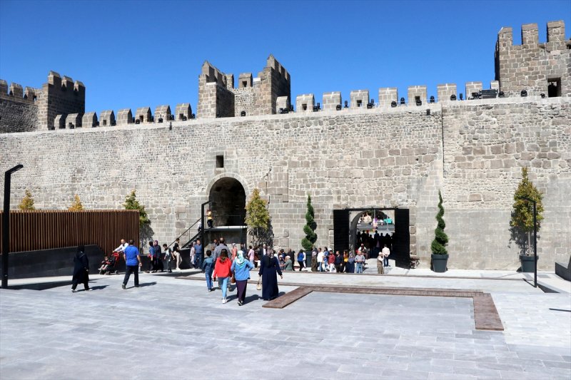 Tarihi Kayseri Kalesi'ne Ziyaretçi İlgisi