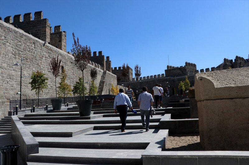 Tarihi Kayseri Kalesi'ne Ziyaretçi İlgisi