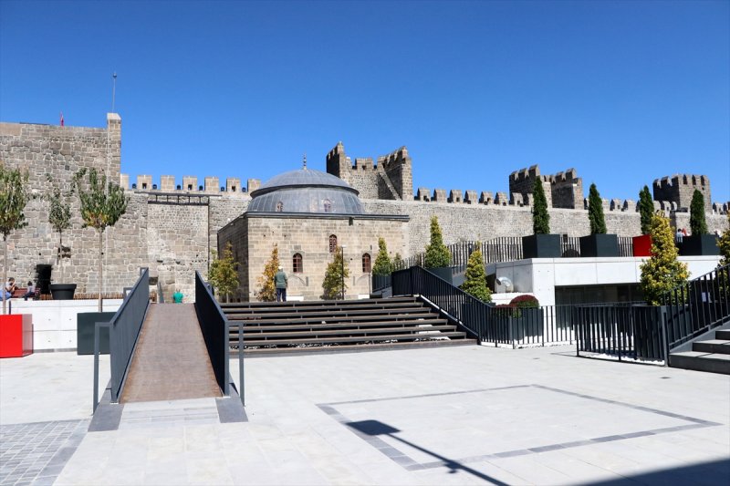 Tarihi Kayseri Kalesi'ne Ziyaretçi İlgisi