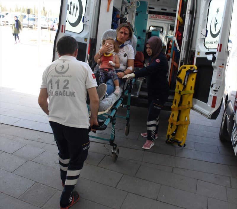 Aksaray'da Otomobil Kamyona Çarptı: 4 Yaralı