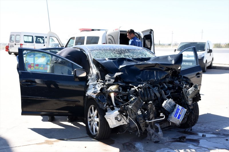 Aksaray'da Otomobil Kamyona Çarptı: 4 Yaralı