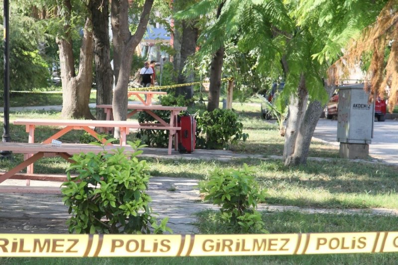 Antalya'da İlçe Emniyet Müdürlüğü Karşısındaki Parkta Unutulan Bir Valiz Polisi Alarma Geçirdi