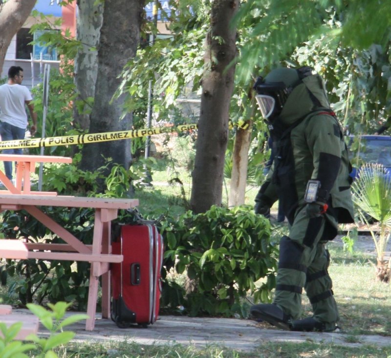 Antalya'da İlçe Emniyet Müdürlüğü Karşısındaki Parkta Unutulan Bir Valiz Polisi Alarma Geçirdi