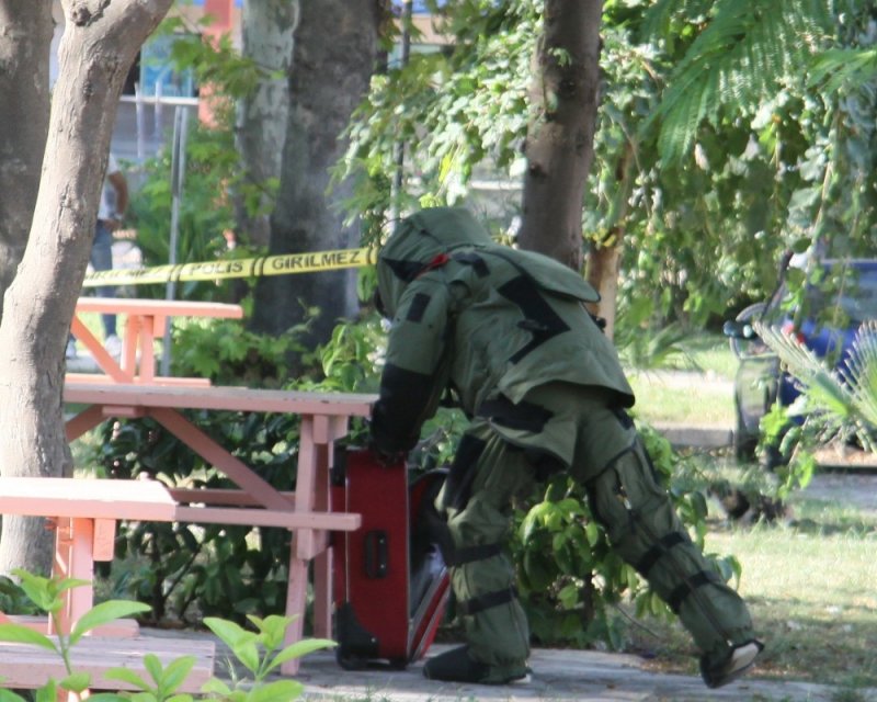 Antalya'da İlçe Emniyet Müdürlüğü Karşısındaki Parkta Unutulan Bir Valiz Polisi Alarma Geçirdi