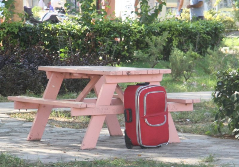 Antalya'da İlçe Emniyet Müdürlüğü Karşısındaki Parkta Unutulan Bir Valiz Polisi Alarma Geçirdi