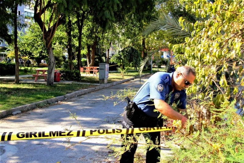 Antalya'da İlçe Emniyet Müdürlüğü Karşısındaki Parkta Unutulan Bir Valiz Polisi Alarma Geçirdi