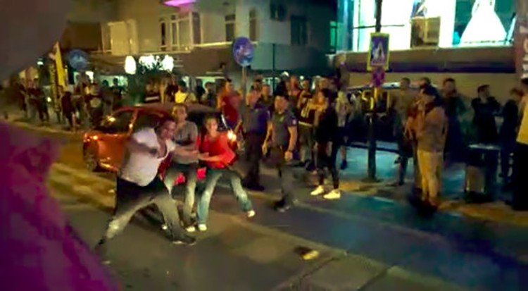 Antalya'da Aracıyla İş Yerine Giren Alkollü Sürücü Çevredeki Vatandaşlarla Kavga Etti Ardından Polisle Tartıştı