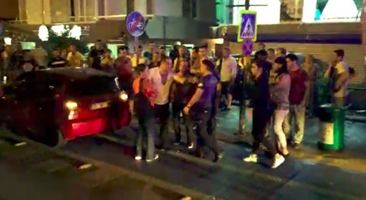 Antalya'da Aracıyla İş Yerine Giren Alkollü Sürücü Çevredeki Vatandaşlarla Kavga Etti Ardından Polisle Tartıştı