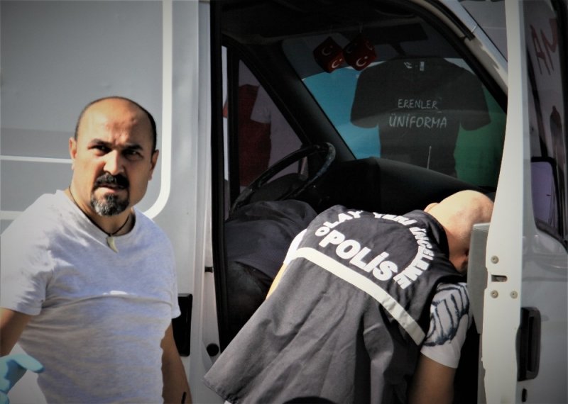 Antalya'da Bir Kişi Kullandığı Ticari Minibüste Ölü Bulundu