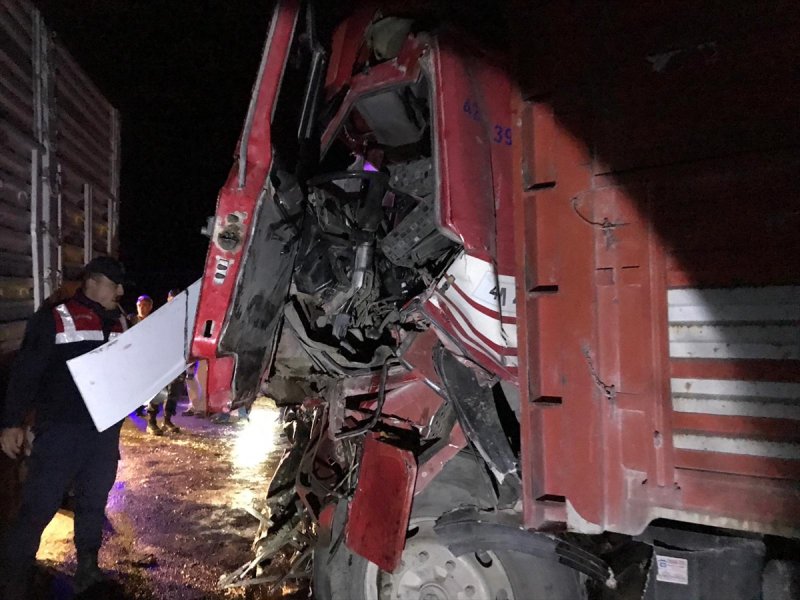 Konya'da Kamyon İle Tır Çarpıştı: 1 Ölü, 1 Yaralı