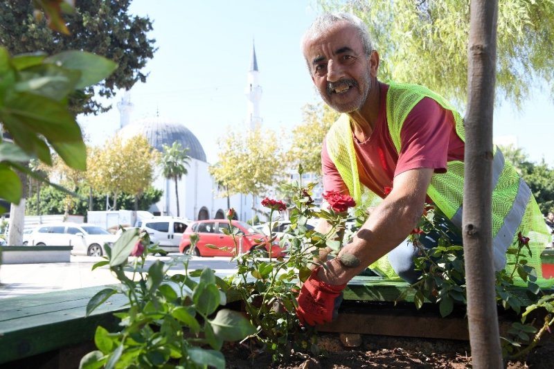 Mersin Uluslararası Limanı'na Kadar Uzanan Atatürk Parkı İçerisinde Peyzaj Çalışmalarına Başladı