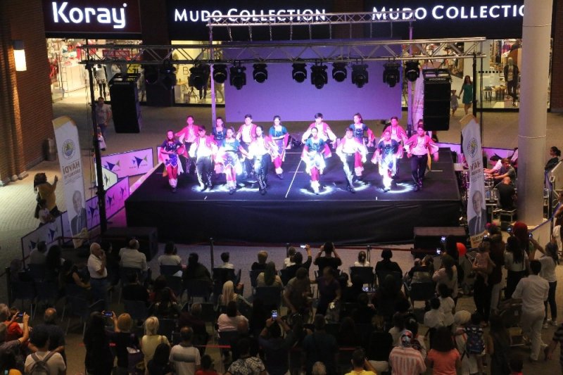 Erdemli Belediyesi, Haydi Erdemli’ ye Programı İle Forum Sanatçılar Meydanında Mersinlilerle Bir Araya Geldi