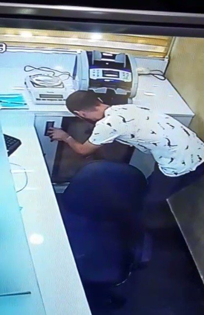 Kuyumcudan 20 Bin Dolar Çaldığı İddiasıyla Gözaltına Alınan Bir Kişi Tutuklandı