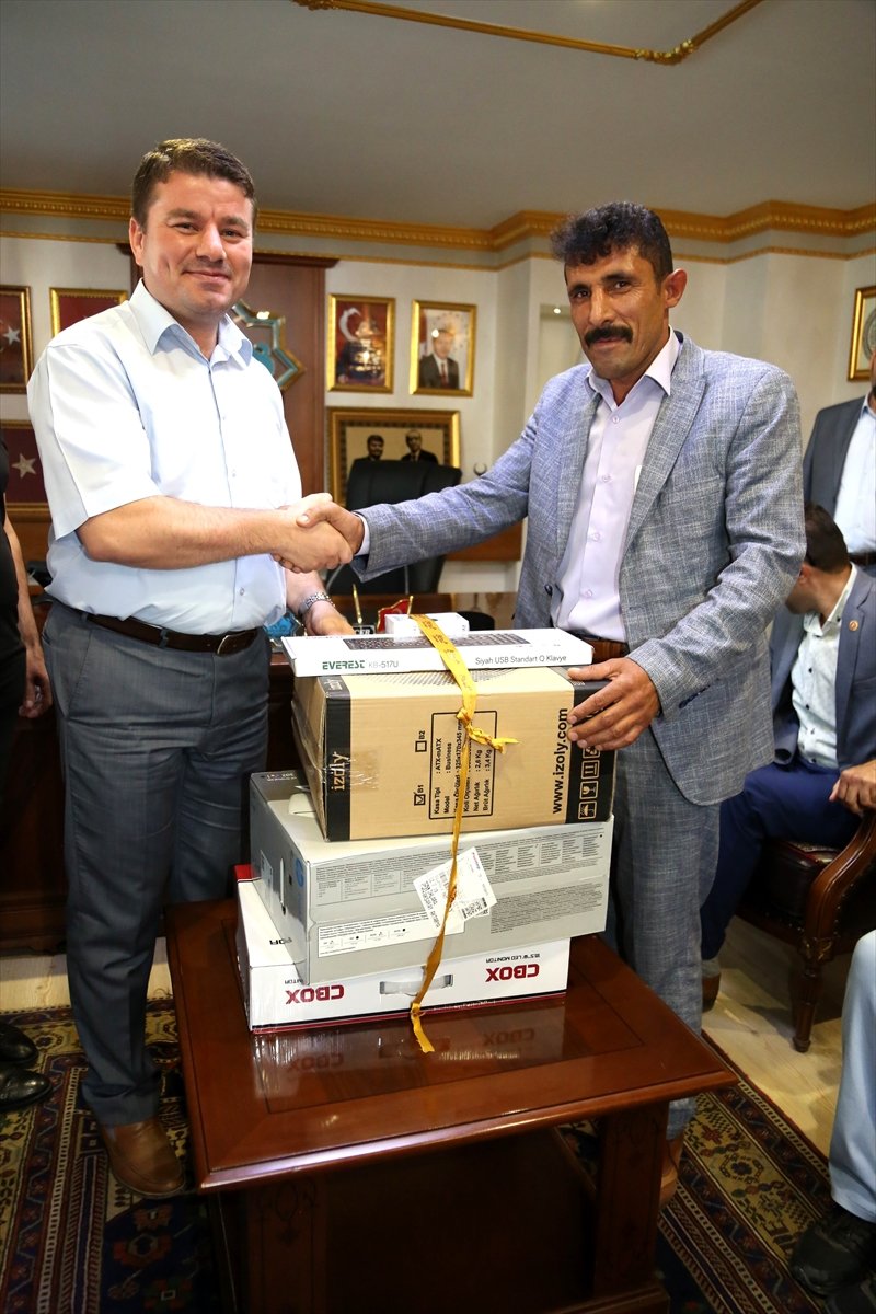 Aksaray Belediyesi Muhtarlara Bilgisayar Dağıttı