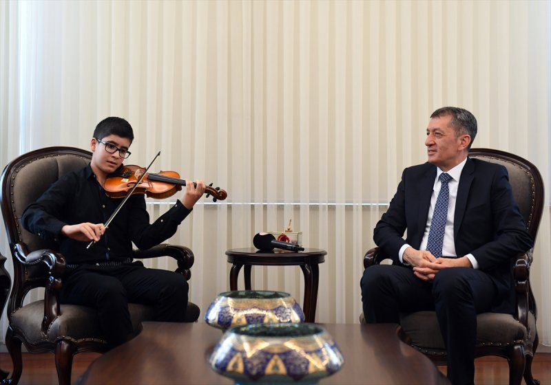 Mozart Ödüllü Ali, Kemanıyla Yaşıtlarına İlham Verdi