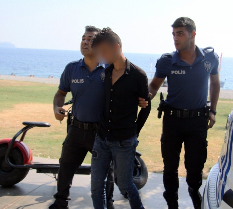 Hırsız Denize Atlamasına Rağmen Güvenlik Görevlilerine Yakalanmaktan Kurtulamadı