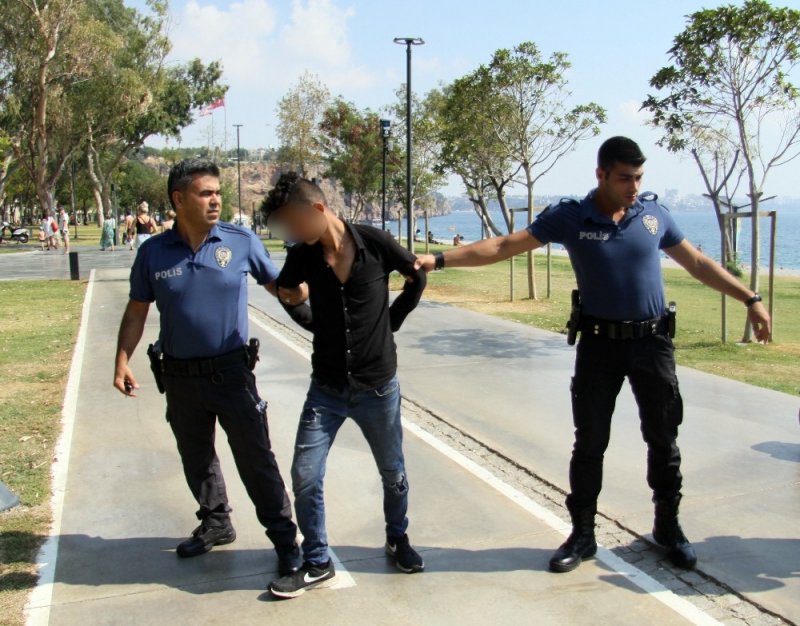 Hırsız Denize Atlamasına Rağmen Güvenlik Görevlilerine Yakalanmaktan Kurtulamadı