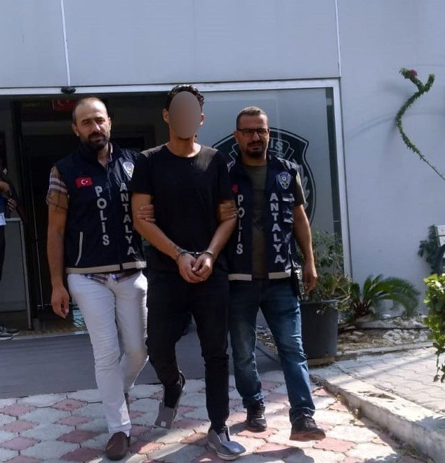 Antalya'da Siparişle Girdikleri İnşaatlardan Musluk ve Batarya Çaldılar