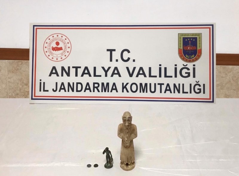 Antalya'da Bir Araçta Tarihi Eserlerle Yakalanan 2 Kişi Gözaltına Alındı
