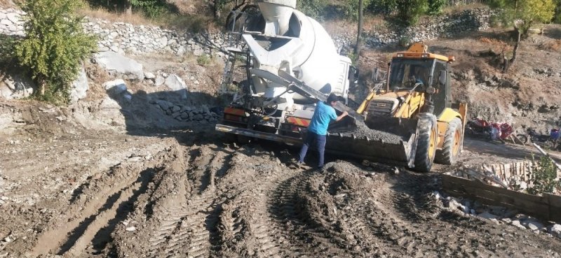 90 Yaşındaki Ümmühan Nine İçin Yolu Betonlayıp Ulaşımı Kolaylaştırdı